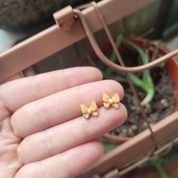 Vintage Dainty Tiny Butterfly Enamel Faux Pearl Stud Earrings - Picture 1 of 6